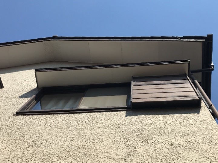 軒天の剥がれを「部分張り替え＋増し貼り補強」で修繕工事したお住まい