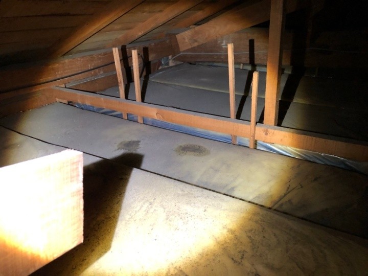 屋根裏の雨染みと湿気