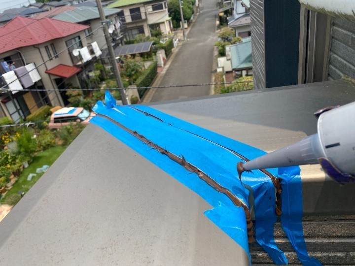 笠木の継ぎ目へシーリング処理