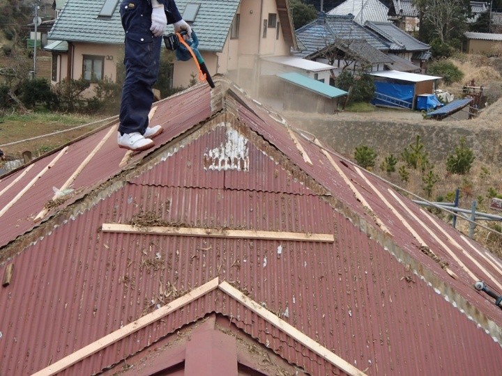 既存棟板金の撤去と屋根全体の清掃