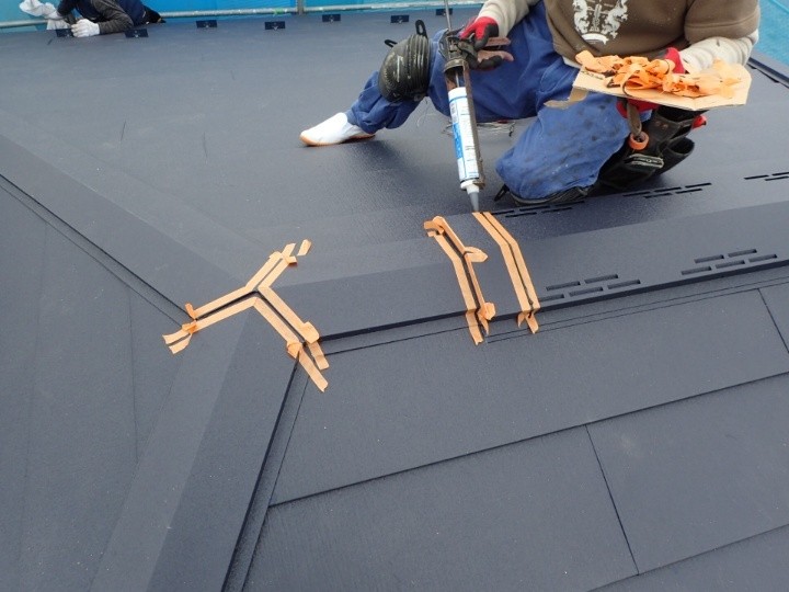 棟板金の取り付けとコーキング処理