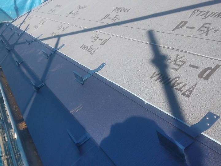 防水紙とスーパーガルテクトの敷設