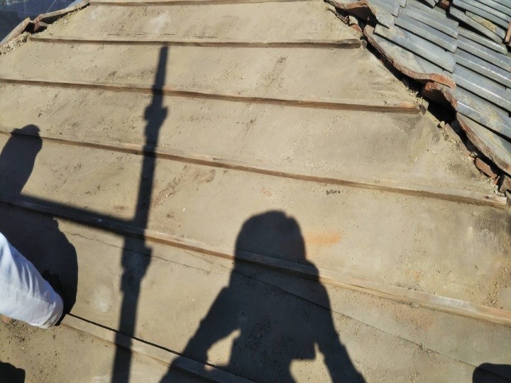 台風被害で雨漏りした瓦屋根