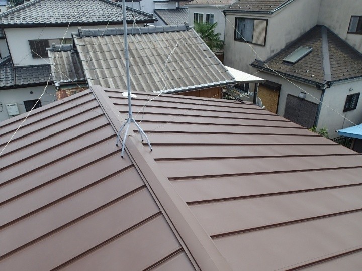 劣化したコロニアル屋根から縦葺きスタンビー屋根へカバー工事してリフォーム