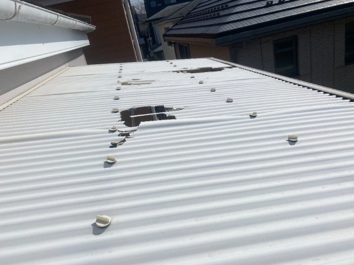 屋根面全体に広がる損傷