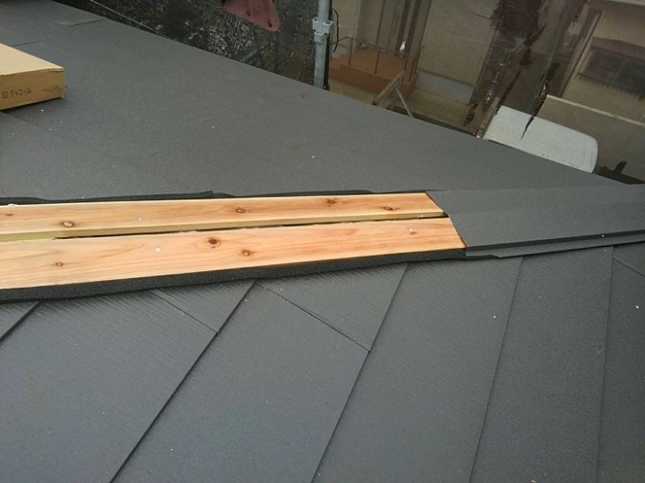 貫板と棟板金の設置