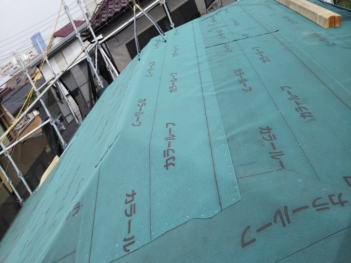 防水紙（カラールーフ）の敷設