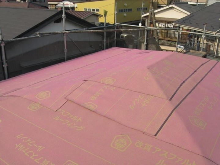 防水紙の敷設で雨を止める層を作り直す
