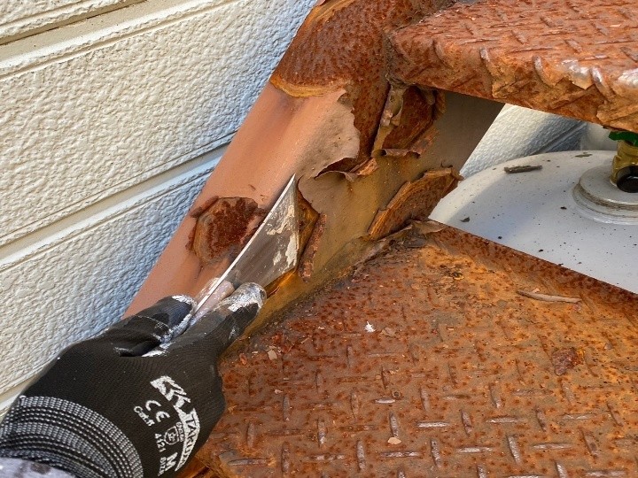 旧塗膜の剥離部を皮スキでケレンし、密着性を確保