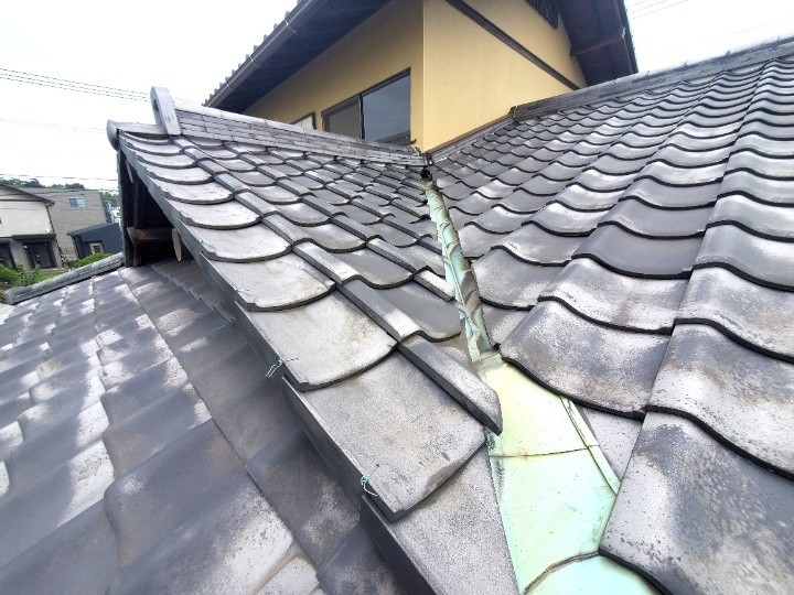 銅製谷板金の劣化で雨漏りした瓦屋根