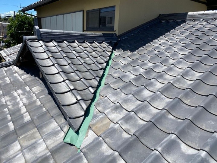 銅製谷板金の劣化で雨漏りした瓦屋根に谷板金交換工事を実施