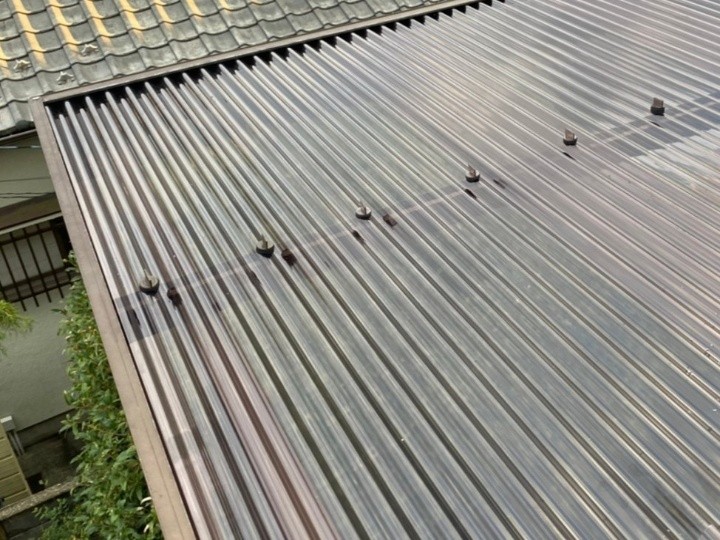 屋根面全体の納まりを確認し、端部まで均一な仕上げへ