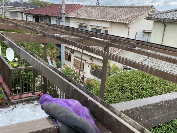 既存波板を撤去し、骨組みが露出した状態で安全を確保