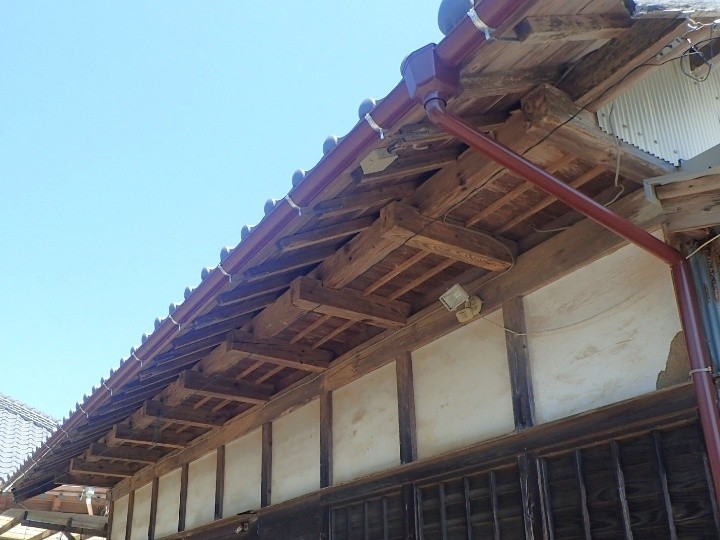 配水不良を起こした雨樋を交換工事したお住まい