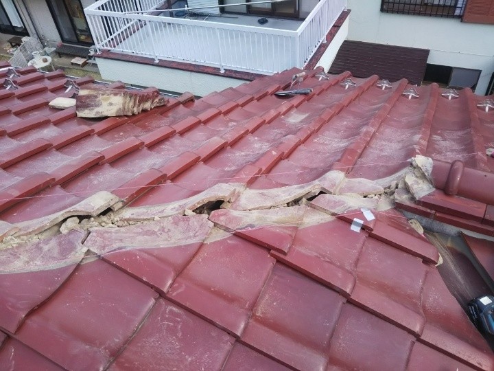 棟瓦の解体と漆喰の撤去