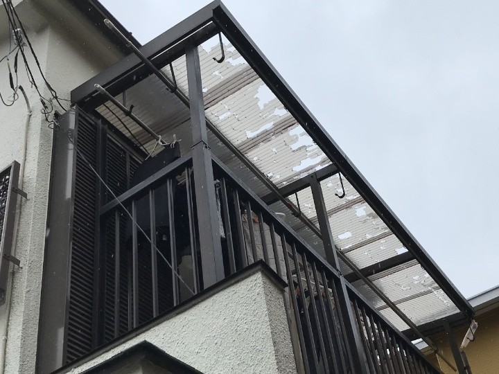 雹の衝撃で広範囲に欠けた波板