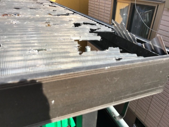 端部まで大きく破損し、雨仕舞のリスクが高い状況