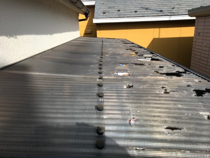 穴あきと割れが連続し、屋根材として機能しにくい状態