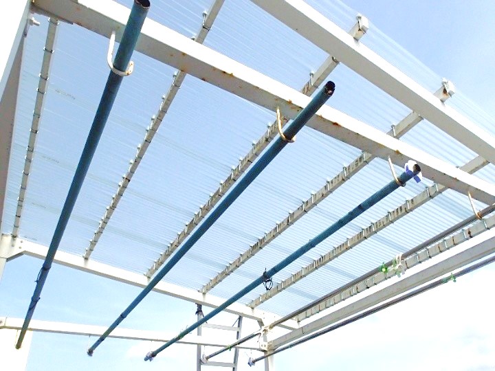 屋上の波板屋根をポリカーボネート製波板屋根に交換工事した建物