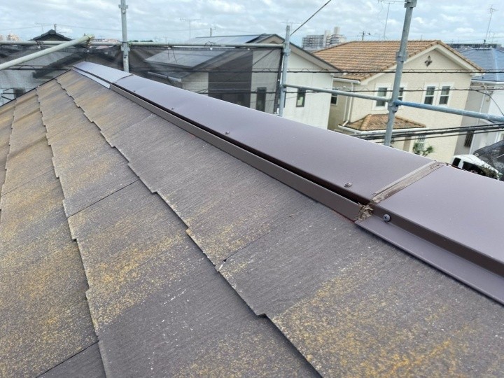 ガルバリウム鋼板を用いた棟板金交換と換気棟取り付け工事した屋根（お住まい）