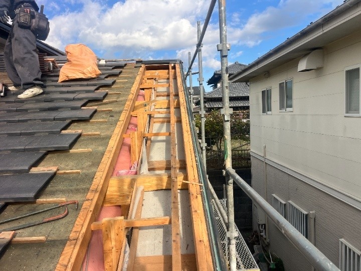 既存のケラバ瓦を取り外して下地（野地板）を撤去