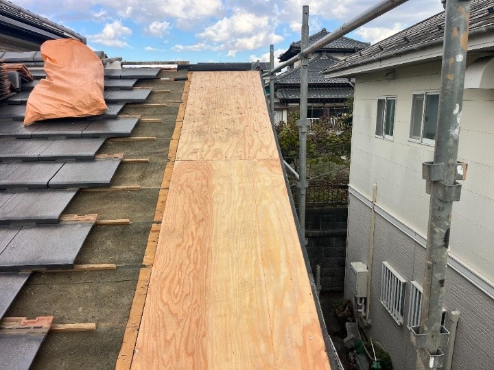 新しい野地板を張り、強度を回復