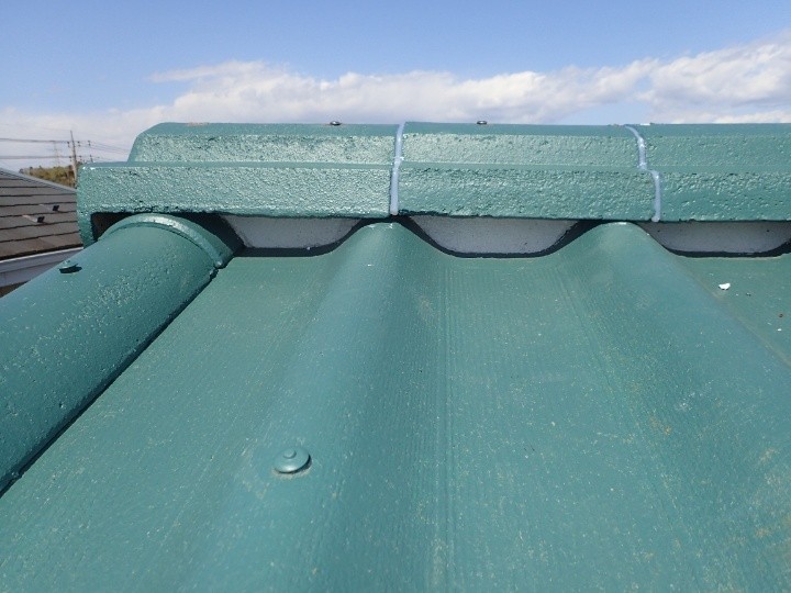 波型化粧スレートの「棟」に取り直し工事を実施