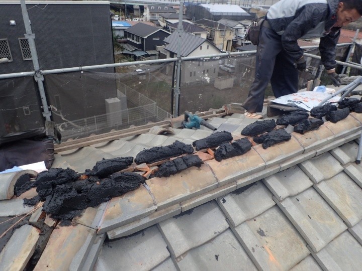 熨斗瓦の積み直し