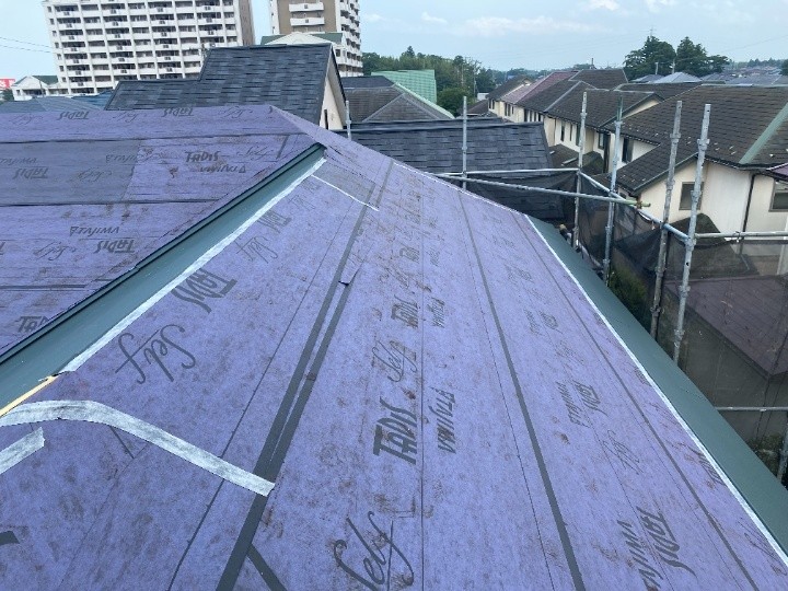 防水紙（ルーフィング）の敷設で雨仕舞いの土台づくり