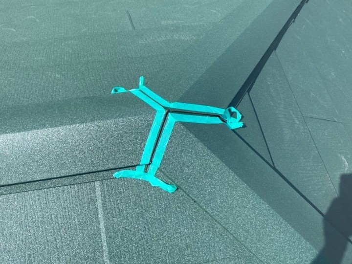棟板金の継ぎ目をコーキング処理して防水を強化