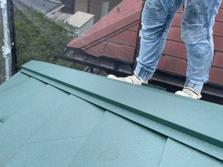 棟板金の取り付けと納まりの調整