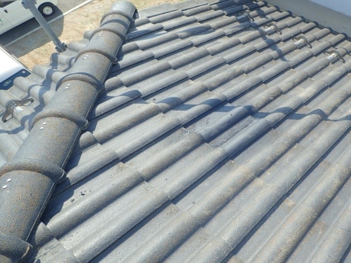 アパートにて破損した棟瓦に取り直し工事を施工