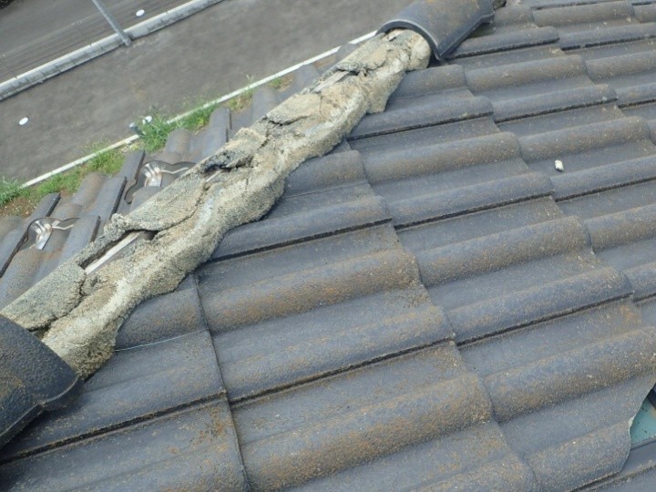 アパートの破損した棟瓦