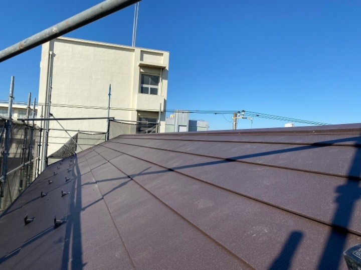 雹被害を受けた雨樋の交換工事とスーパーガルテクトを用いた屋根カバー工事を併せて施工