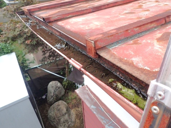 金属屋根の錆と堆積物の付着