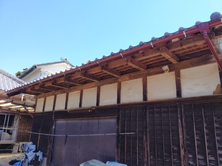 金具の劣化と雨樋欠損によって配水不良を起こした雨樋を交換工事