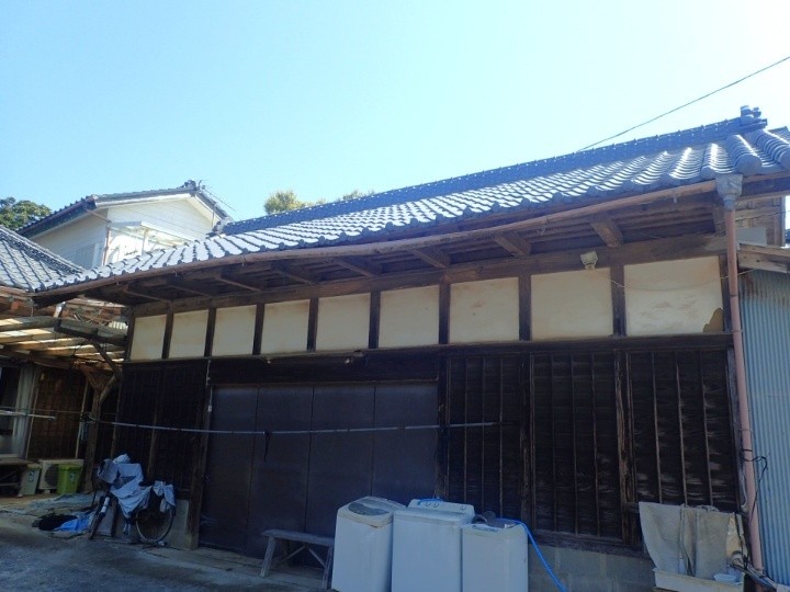 金具の劣化と雨樋欠損によって配水不良を起こした雨樋