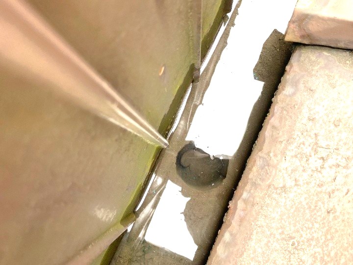 排水ドレン周りの堆積汚泥を確認