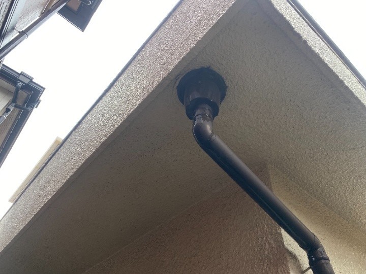 外部の竪樋接続部にも影響が見られる状態