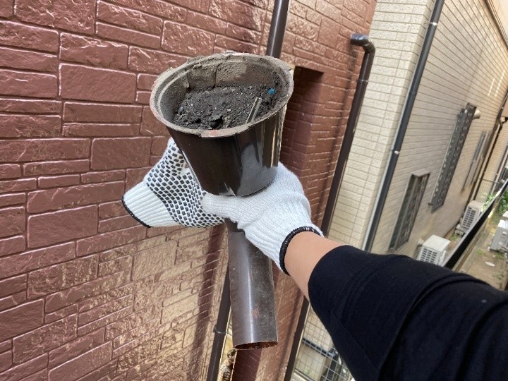 集水マス内部のゴミを撤去するための解体作業