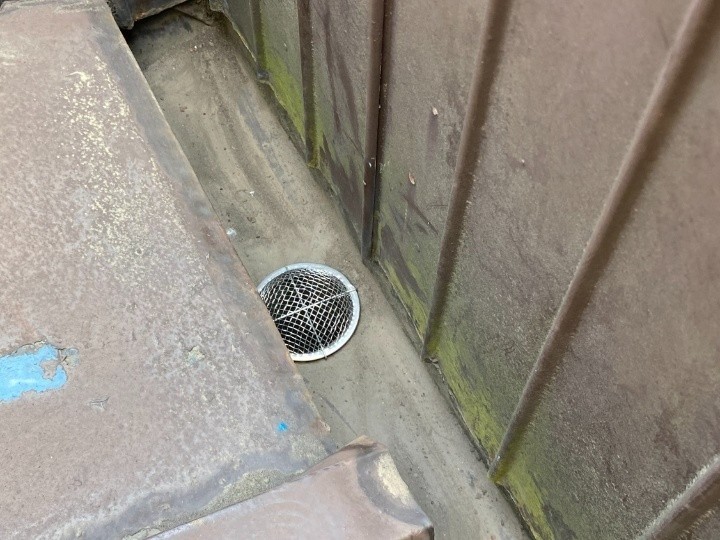 詰まりが発生したベランダ下の内樋に雨樋補修工事を施工