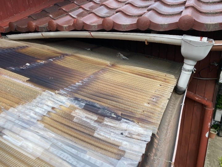 劣化が進んだ塩ビ製波板