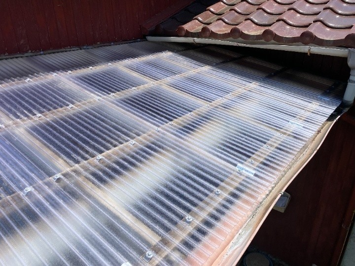 劣化が進んだ塩ビ製波板からポリカーボネート製波板へ交換工事