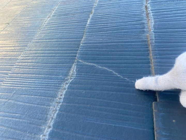 スレート材に走るヒビ割れ