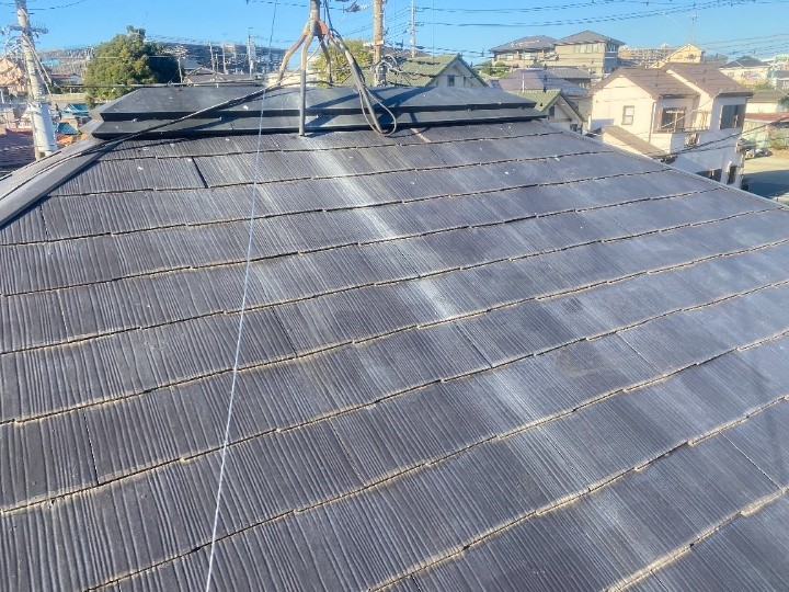 スレート表面の広範な色あせ