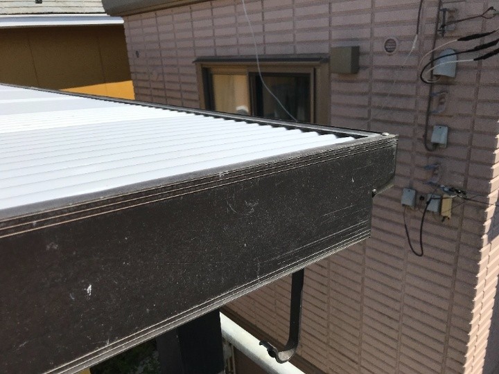 軒先までラインを揃えたポリカ波板の仕上げ