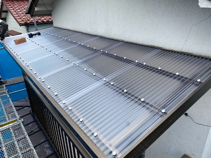 ベランダ波板屋根をポリカーボネート製波板屋根に交換工事したお住まい