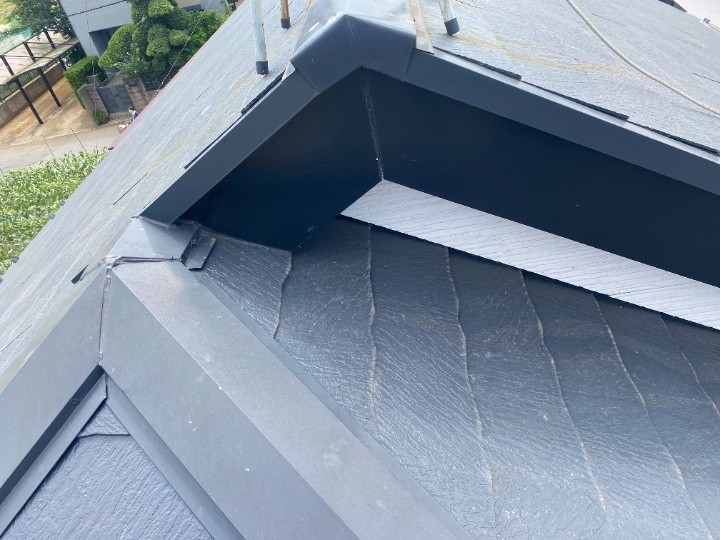 ヒビや欠けが目立つスレート屋根