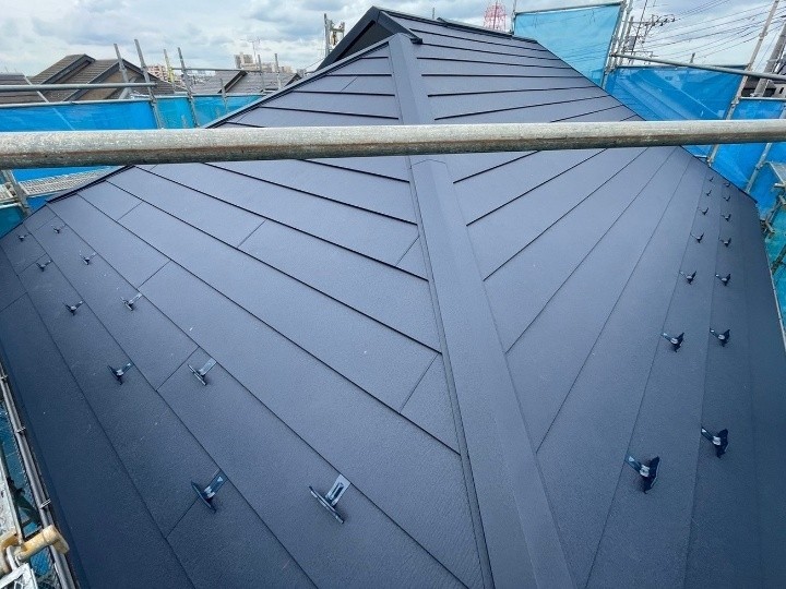 ヒビや欠けが目立つスレート屋根にスーパーガルテクトを用いた屋根カバー工事を実施