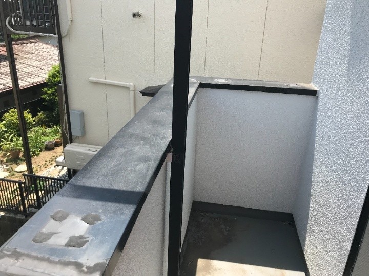 雨漏りしたベランダ笠木の状態